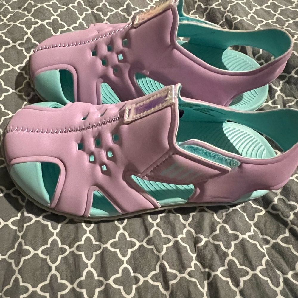 Toddler sandals size 9/10